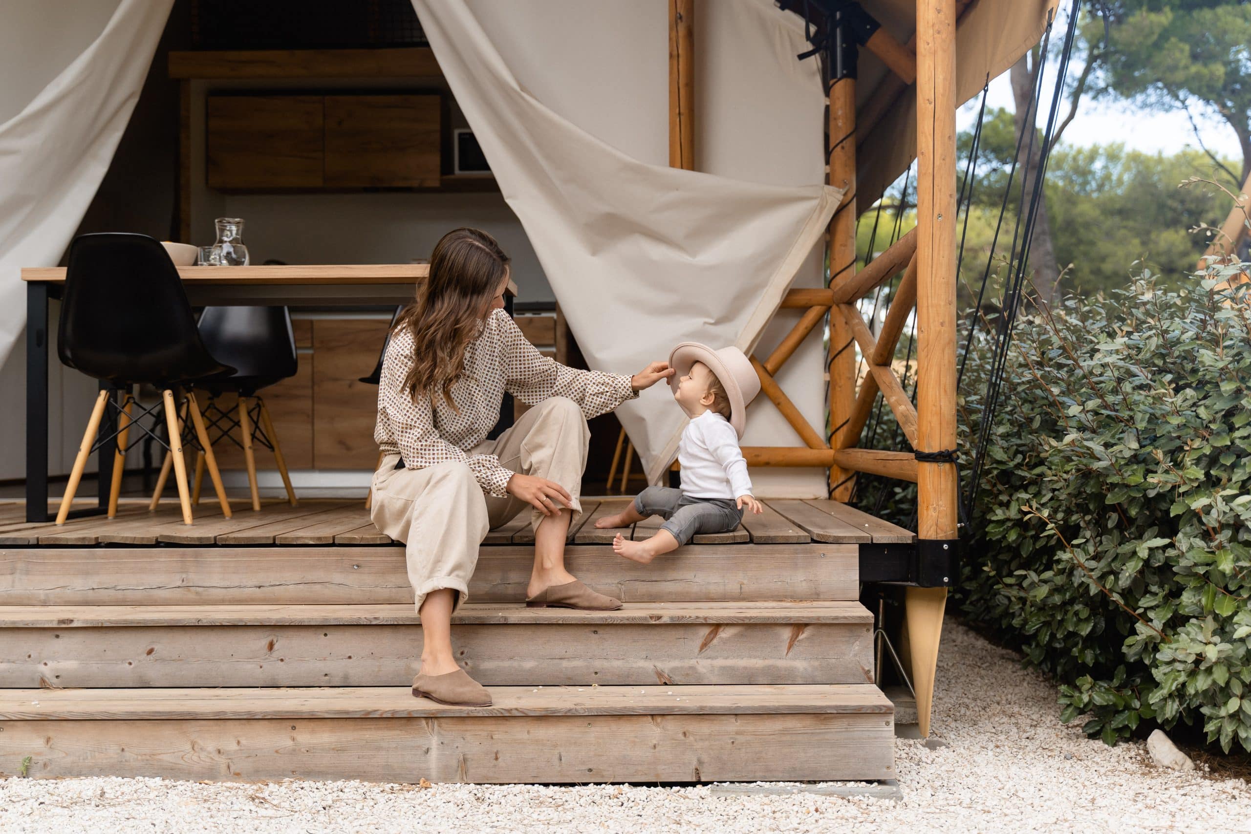 glamping med børn med mor og et lille barn der sidder på en trappe af træ