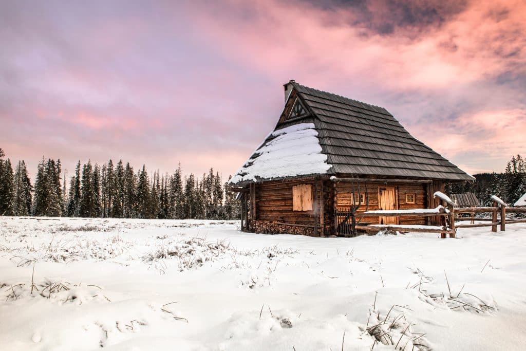 vinter glamping i en hytte ude i rolig natur med snelandskab