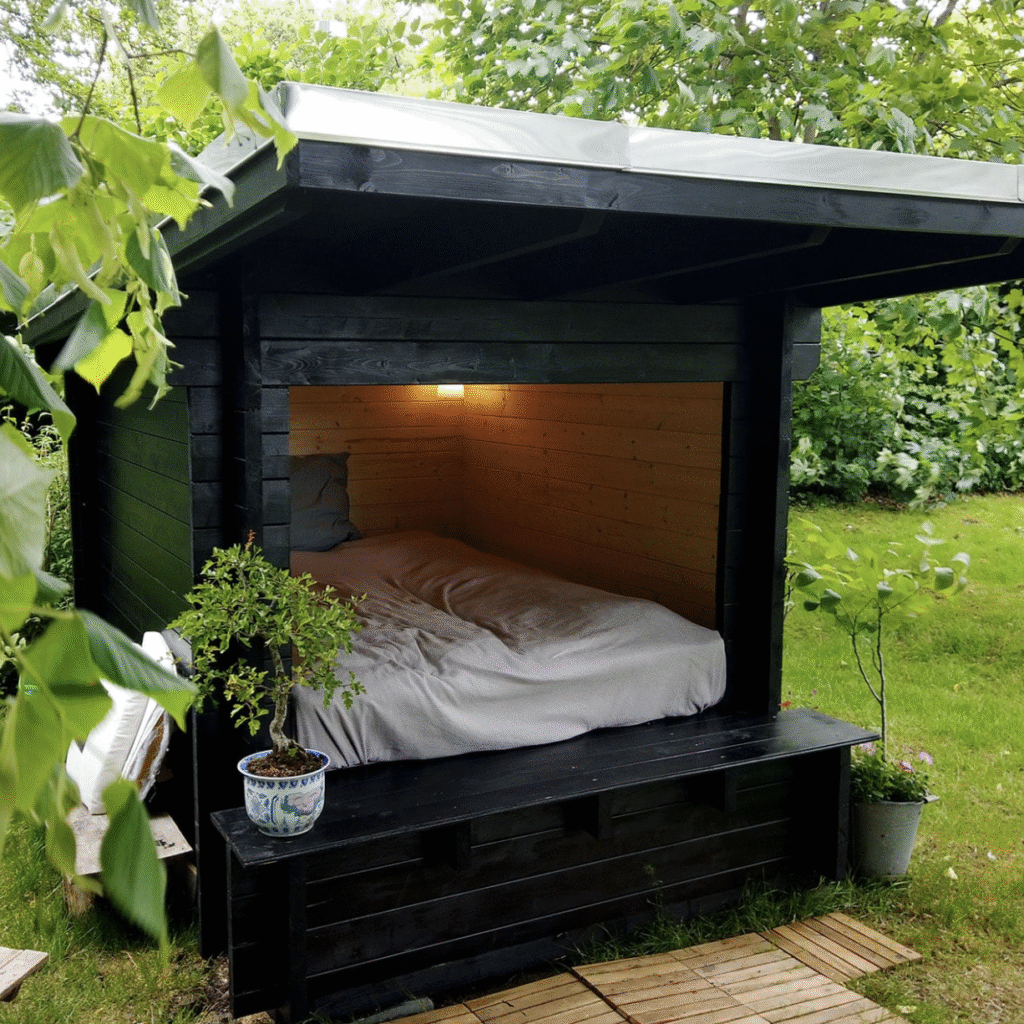 hyggeligt sort shelter til haven